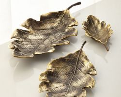 Metal leaves show piece for table