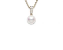 Real pearl with diamond pendant