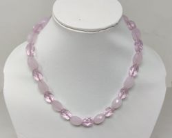 Necklace pink quartz stone