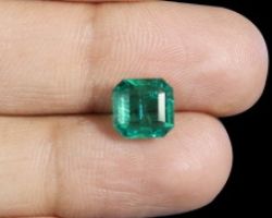 Jambian panna emerald square shape  4.25 ratti 3.75 ct