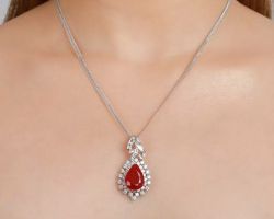 Ruby jerkin pendant oval with silver chain