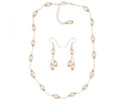 Pearl necklace with pearl earrings